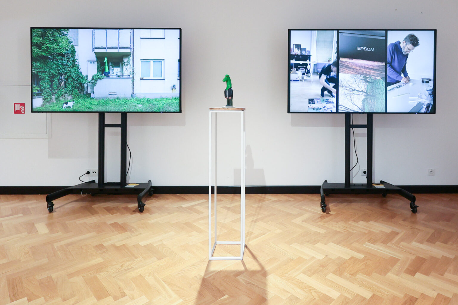 Presentation of the project at the SpinOff exhibition. Two large screens projecting photographs and making-off with the sculpture in the middle.